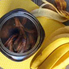 Jak zrobić nawóz ze skórki z banana? Proste metody, które zaskoczą!