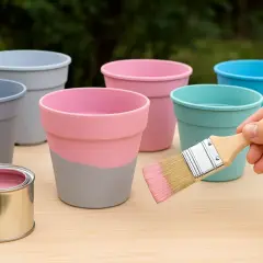 Jak skutecznie pomalować plastikowe doniczki ogrodowe, aby trwały dłużej?