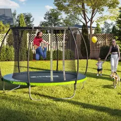 Trampolina ogrodowa z siatką wewnętrzną czy zewnętrzną - co wybrać dla bezpieczeństwa?