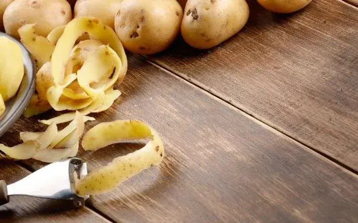 Obierki z ziemniaków na kompost: Jak bezpiecznie wykorzystać?