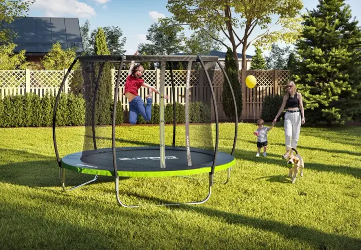 Trampolina ogrodowa z siatką wewnętrzną czy zewnętrzną - co wybrać dla bezpieczeństwa?
