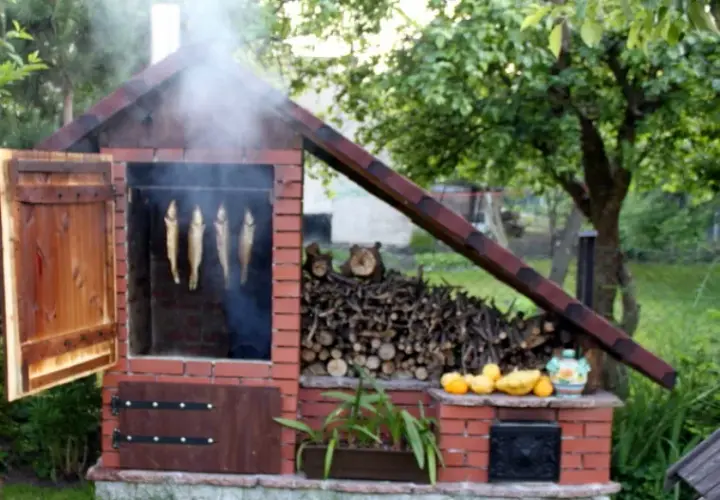 Jak wykonać wędzarnię ogrodową – krok po kroku do samodzielnej budowy