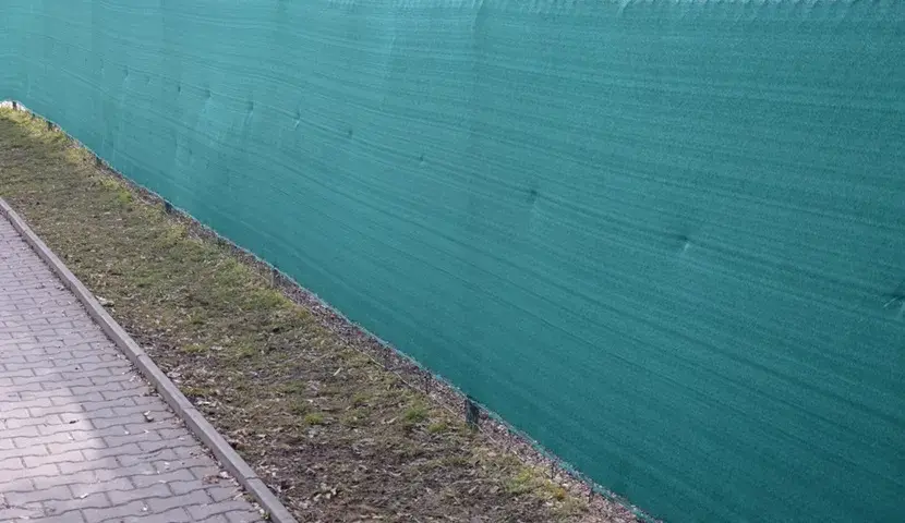 Jak skutecznie zasłonić siatkę ogrodową? Metody na większą prywatność i estetykę.